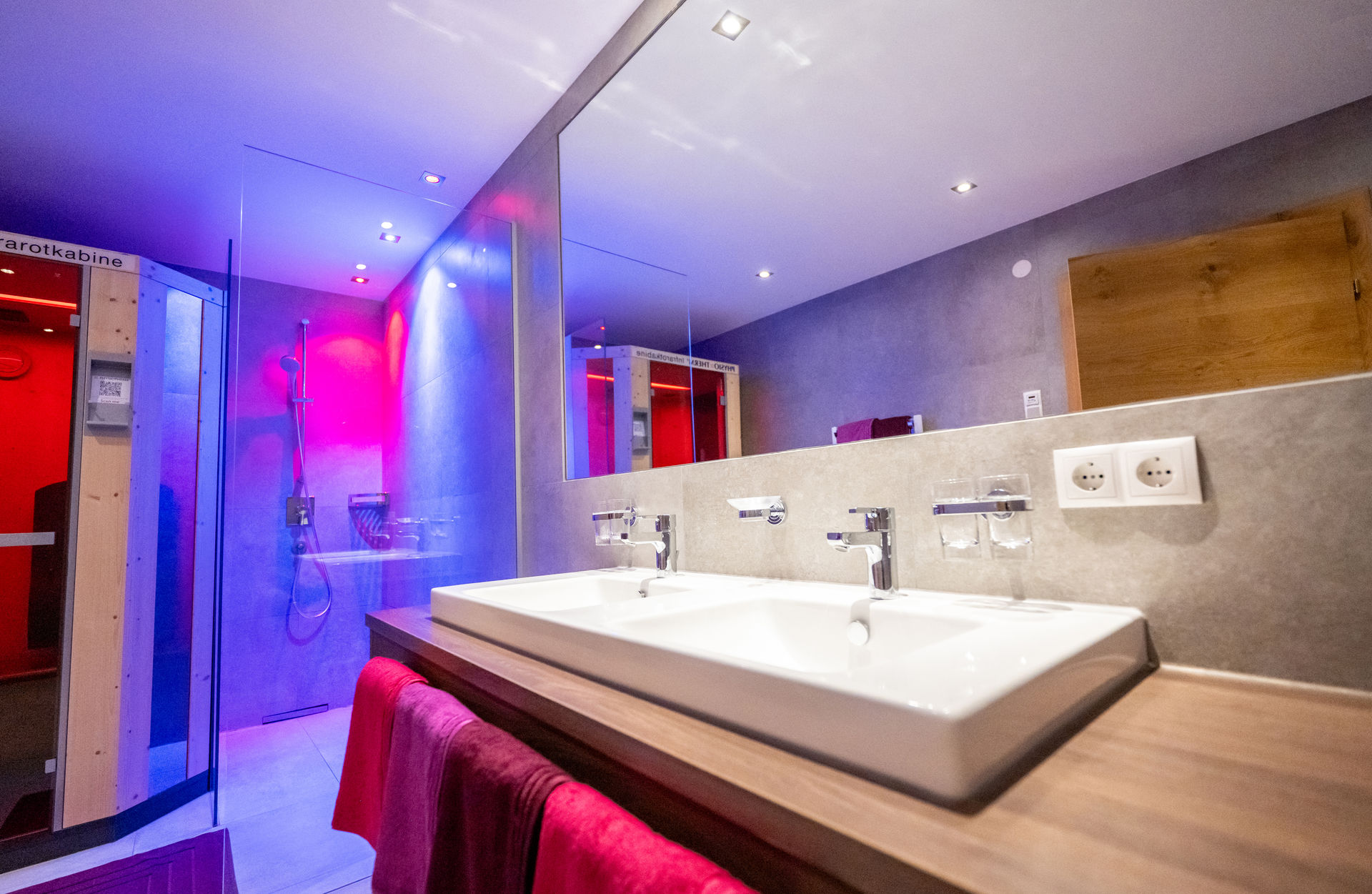 mit Dusche, Infrarotkabine und großem Doppelwaschtisch