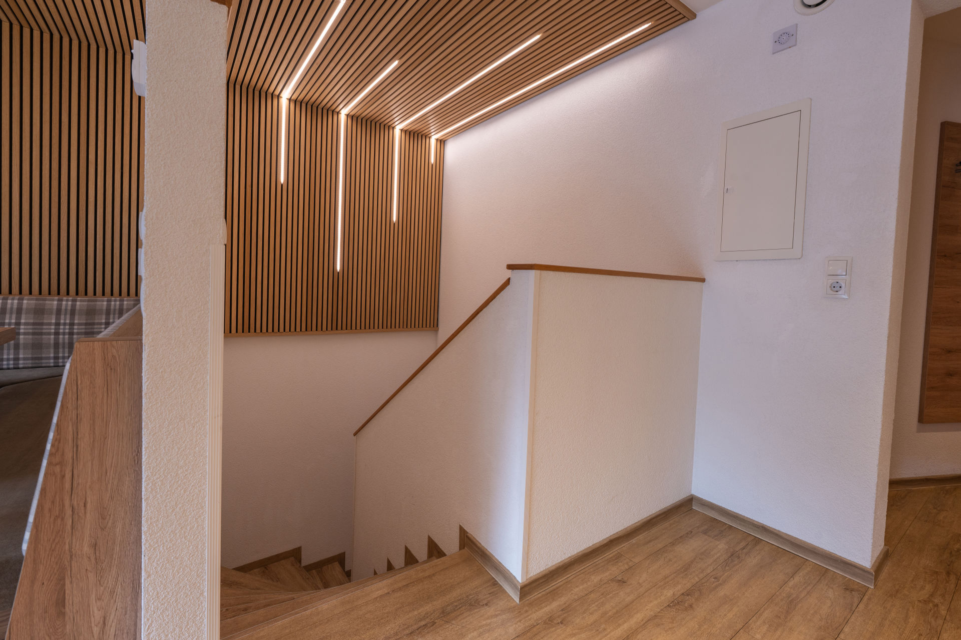 Großzügiger Wohnraum mit vollständig ausgestatter Küche und Abgang ins Erdgeschoss zu den Schlaf- und Badzimmern.