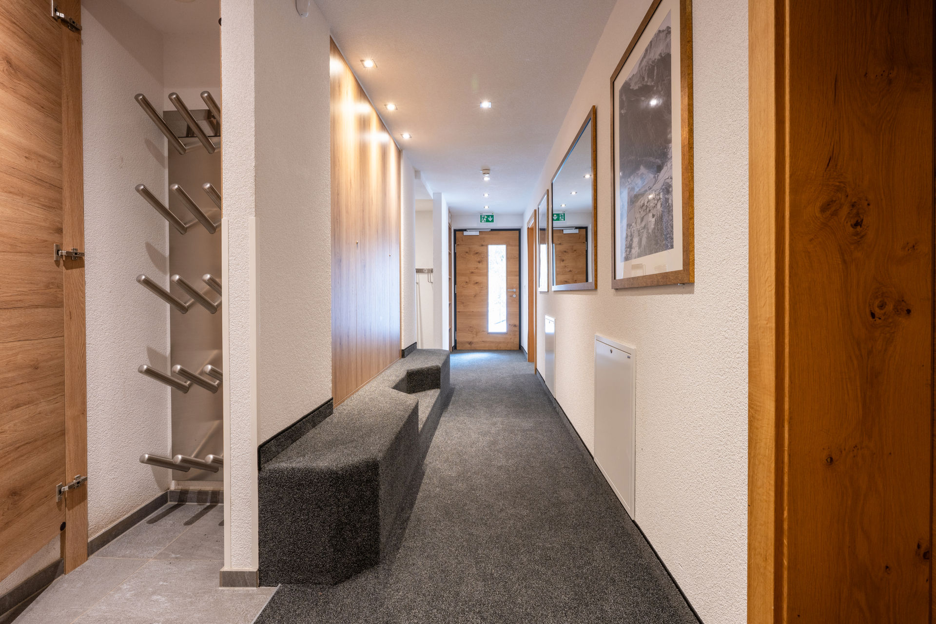 Eingangsbereich mit eigenem Skihalter und Skischuschrank (beheizt) für jedes der beiden Apartments