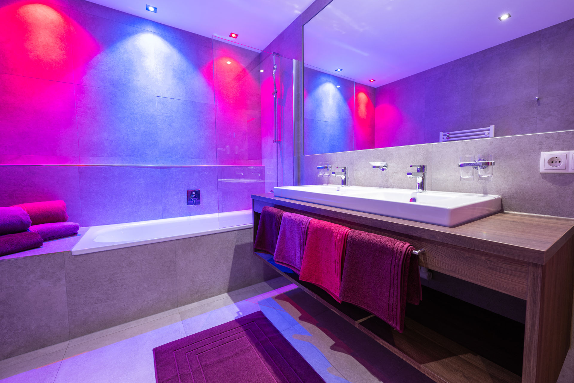 Großes Masterbad mit Infrarotkabine, Badewann, Doppelwaschtisch und WC