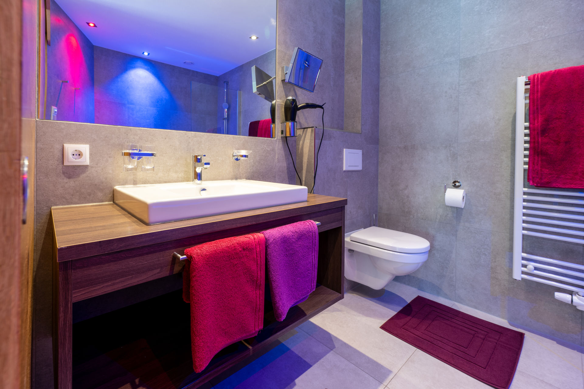 mit Badewann, Waschtisch und integriertem WC